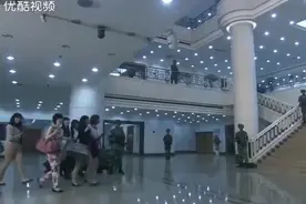上电梯是一群美女，电梯门打开变成一群女兵，换衣服速度快啊视频封面