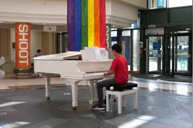 《风中之烛》是艾尔顿在戴安娜王妃葬礼演唱的，我弹给疫情过世人视频封面