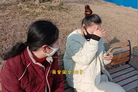 路边偶遇一对母女，小伙上前搭讪女儿，因说话太直被女方妈妈嘲笑视频封面