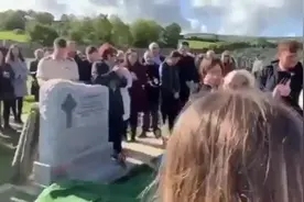 国外葬礼上播放死者生前最后的录音视频封面