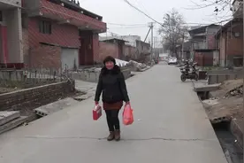 农村四婶拿着大米，花生，核桃，葡萄干，芝麻，急急忙忙去干啥了