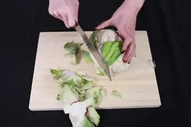 食盐加面粉洗菜花,有效去除花菜缝隙的污垢