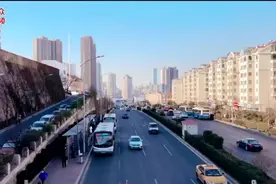 坐着公交去看海，这份乘车攻略请收好图片