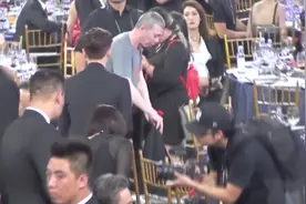 张艺兴台下嘉宾席MAMA台下reaction 芭莎明星慈善(7)视频封面