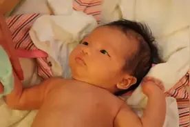 妈妈给躺在床上的宝宝擦身子，宝宝很配合，好乖哈~视频封面