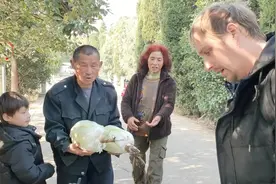 德国大叔带孩子去农庄，热心邻居邀请去家里吃饭#歪果仁成名计划#视频封面