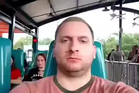 退役飞行员坐过山车，全程面无表情？视频封面