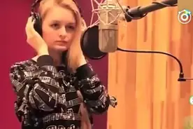 俄罗斯姑娘翻唱黄家驹《喜欢你》，一开口全场沸腾，粤语太地道了视频封面