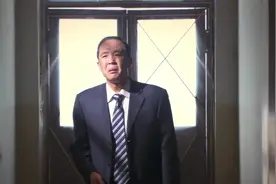 男子上班迟到偶遇科长，科长教导他夹着尾巴做人！视频封面
