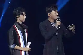 回顾TFBOYS王俊凯18岁生日，易烊千玺的礼物让“寿星”忍不住笑了视频封面