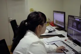 工作九年的放射科医生午饭都没时间吃，一个月6个夜班，一脸心酸视频封面