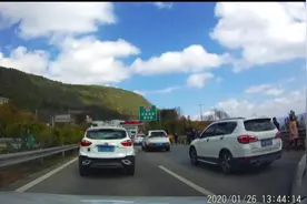 年初二，滇川界京昆高速大堵车，看看川籍女司机神操作，险酿车祸视频封面