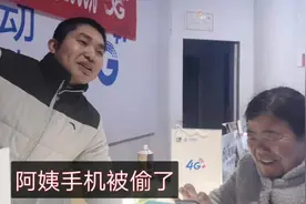 阿姨手机被偷，来买手机一脸不高兴，小伙既卖了手机还把阿姨逗笑