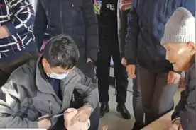 102岁老人安上爱心假肢，迈出重新行走第一步图片