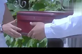 妈妈癌症去世，死前留下一封信给女儿，女儿看完后哭成泪人视频封面