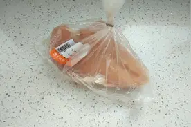 超市的封口钉是这样打开的，不用借助任何的工具，1秒轻松打开！