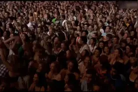 超火的一首英文歌，至今都是KTV必点金曲之一，百听不腻！