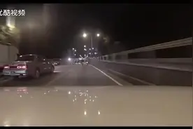 大叔在高速路上被尿憋得表情都变了，一家人指路找厕所，太搞笑了视频封面