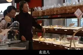 失智老人用止尿布，好媳妇为了婆婆不让穿，亲自带婆婆上厕所视频封面