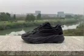 科比最爱的鞋，YEEZYBOOST700椰子V2黑魂，开箱细节品鉴视频封面