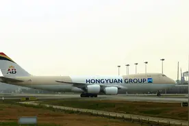 宏远748F货机降落，用完3600米的跑道，对的起跑道建设者的尊敬视频封面