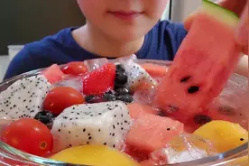 夏天来临，雪碧+冰块+各种水果=快乐 #夏日饮品 #自制水果捞