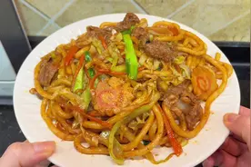 炒乌冬好吃的关键是把酱汁调好，只要酱汁调好了怎么炒都好吃