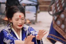 哭死!“一朵被踩进烂泥里的玫瑰，还能回到高贵的枝头吗”视频封面