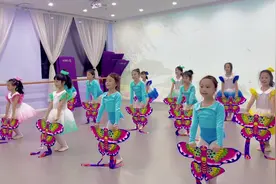 青春活力的剧目《我要飞得更高》，当天临时录了一遍服装没整齐视频封面