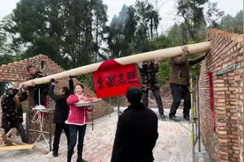 10万农村建房，上梁仪式规矩多现场热闹非凡，你见过这些风俗吗视频封面