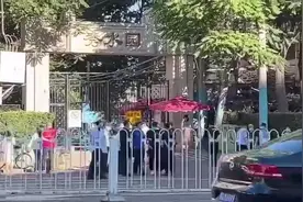 今天是北京中考的第一天，我作为一名初三学生的家长来送考