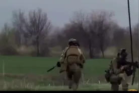 步“莫斯科号”后尘，又一艘俄罗斯导弹驱逐舰被乌军击沉！视频封面