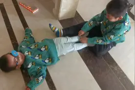 大哥哥上线，帮弟弟穿袜子，穿裤子，穿鞋，穿外套，戴帽子视频封面