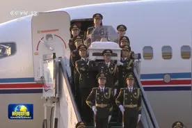 江泽民同志遗体由专机敬移北京