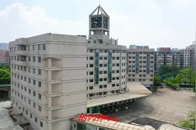这里是东莞长安汽车站，也是离深圳最近的车站，如今己人去楼空