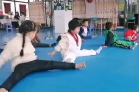 昨天的跆拳道，小姑娘把袜子给脱了…视频封面