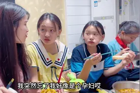 宝妈煮了两盆螺蛳粉，红油满满配上炸蛋鸡爪，太过瘾了