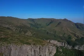 今天带你们一起爬山，看看平天山的山顶是什么样子