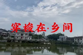 巴士还会穿过一些小小的村落，这里的房屋朴素简单，街道狭窄整洁