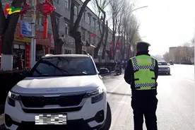 黄色标线停车泊位是什么？怎么停？听听交警怎么说…视频封面