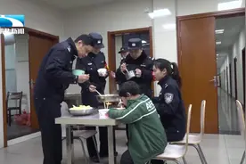 心疼宝贝！父母吸毒被抓男童无人管，民警当起了暖心保姆！视频封面