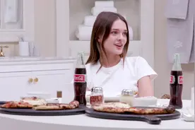 Charlotte Lawrence & Hailey Bieber snack on some pizza &视频封面