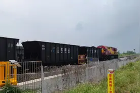 南京江北新区机车HXN5B-7020西坝港专用线通过，牵引“江北新区视频封面