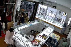 十岁的孩子三四百多度近视，孩子妈妈说以后想让孩子去当兵视频封面