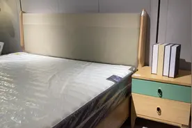 原木风格，原木色搭配编织纹的软包，让原本的沉闷变得时尚#床视频封面