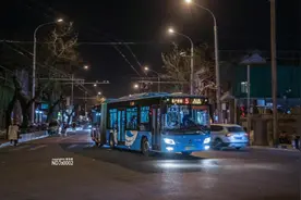 #北京公交 #公交车 #北京 #鼓楼  #5路公交 结束通道时代。#视频封面