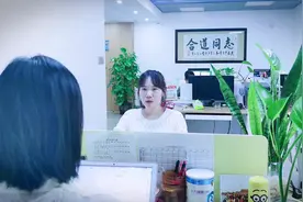 这二个员工上班做私事该炒鱿鱼吗？ #护肤#办公室#剧情视频封面