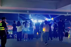 昨晚周董说不想回去，唱到了十一点半，走的时候才发现