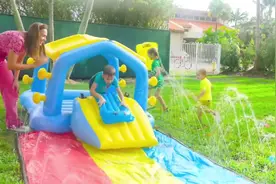 妈妈和小朋友一起玩水上乐园视频封面