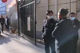 婚礼车队进小区保安收费200元，这算不算打劫视频封面